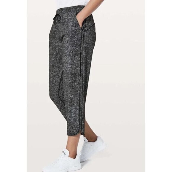 LULULEMON Keep It Classic Crop Pants 23” Sz 8 White Noise Alpine White - Picture 3 of 7